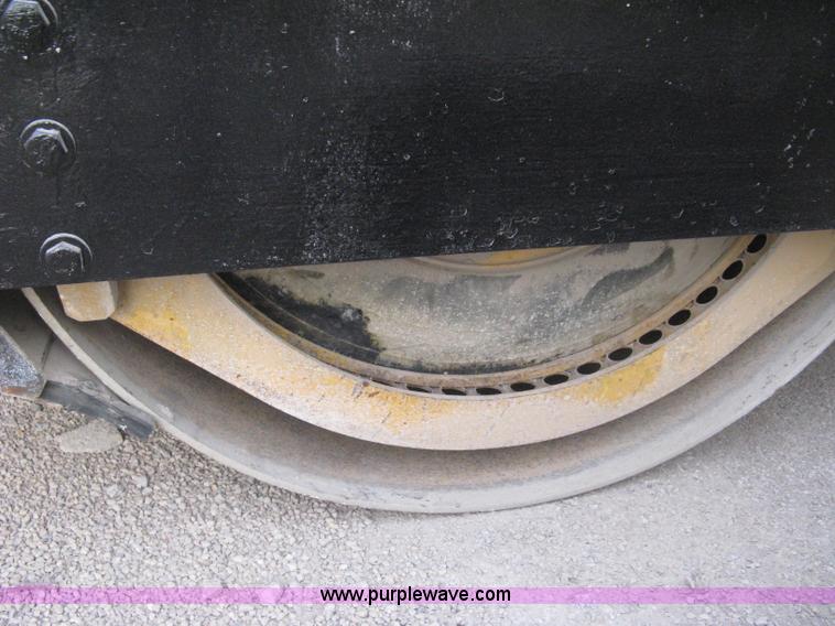 image for item E3314 1997 Hyster Hypac C766B articulated vibratory smooth drum roller