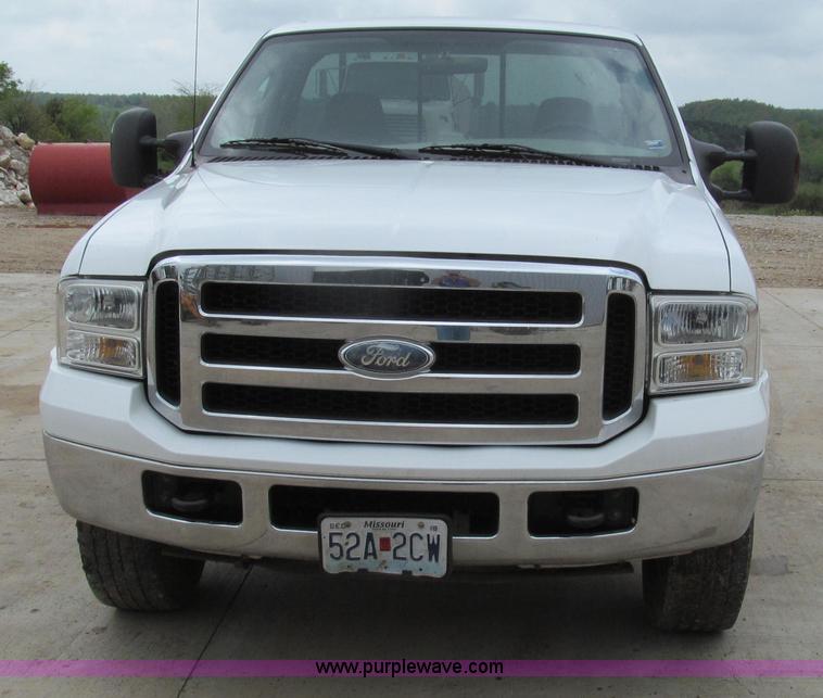 image for item E3929 2006 Ford F250 XLT Super Duty pickup truck