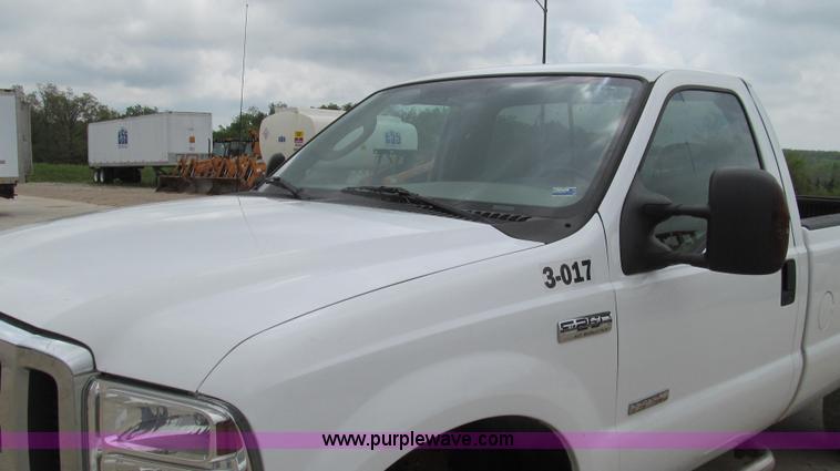 image for item E3929 2006 Ford F250 XLT Super Duty pickup truck