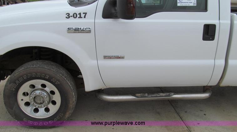 image for item E3929 2006 Ford F250 XLT Super Duty pickup truck