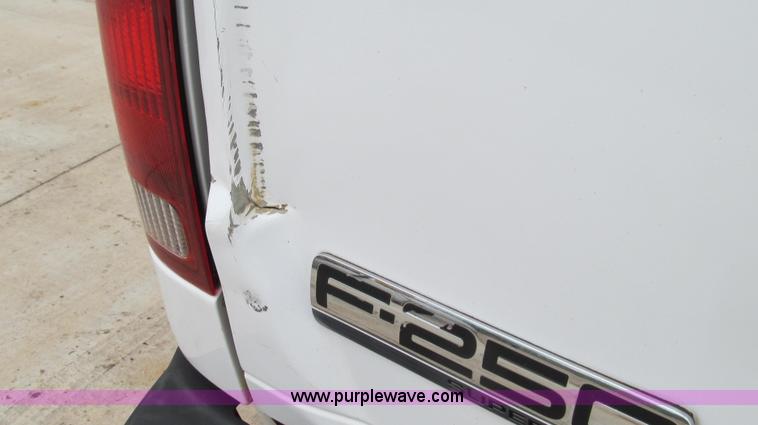 image for item E3929 2006 Ford F250 XLT Super Duty pickup truck
