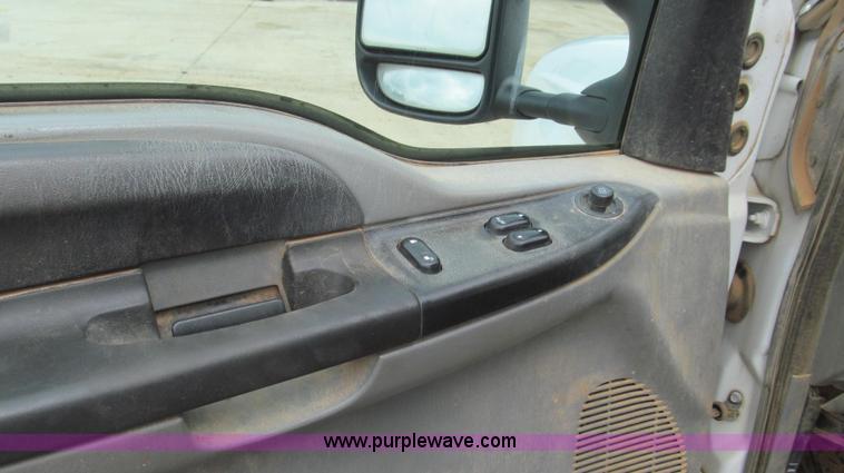 image for item E3929 2006 Ford F250 XLT Super Duty pickup truck