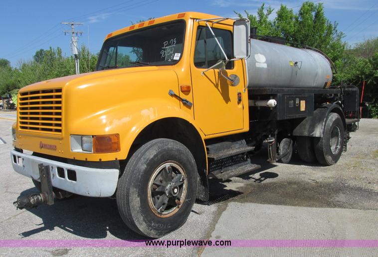 image for item E7241 1990 International 4900 oil distributor truck