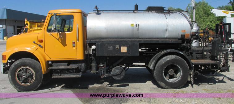 image for item E7241 1990 International 4900 oil distributor truck