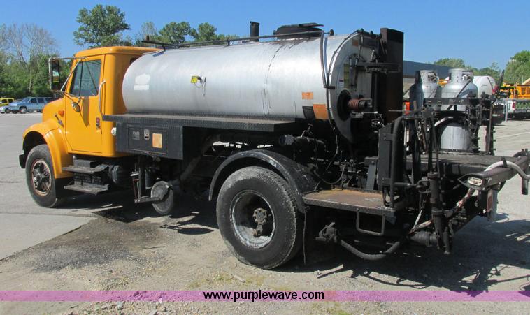 image for item E7241 1990 International 4900 oil distributor truck