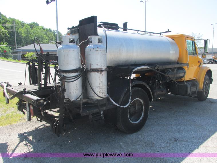 image for item E7241 1990 International 4900 oil distributor truck