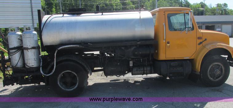 image for item E7241 1990 International 4900 oil distributor truck