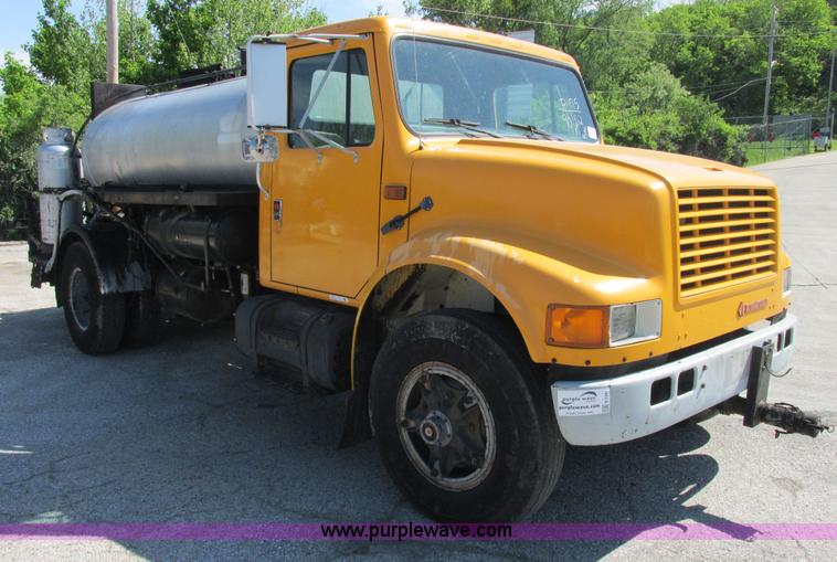 image for item E7241 1990 International 4900 oil distributor truck