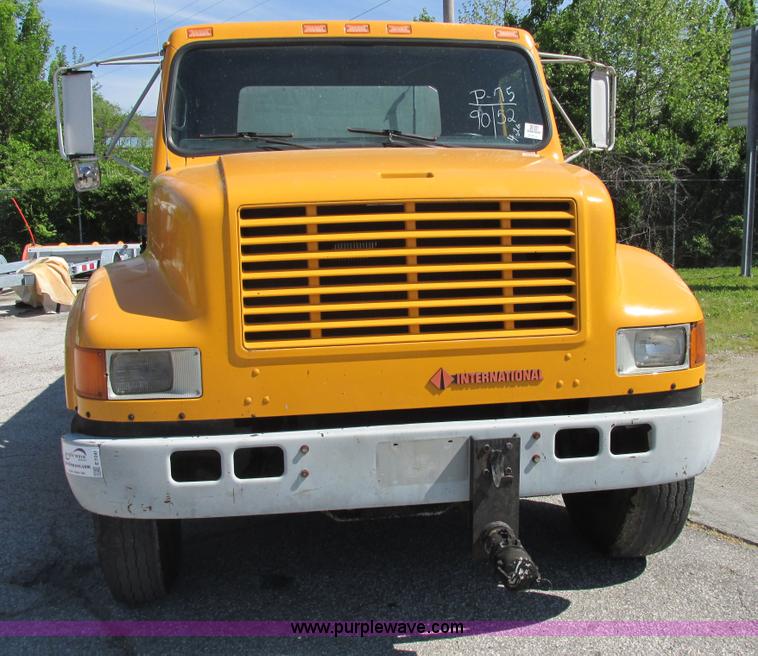 image for item E7241 1990 International 4900 oil distributor truck