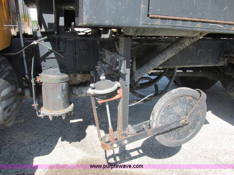 image for item E7241 1990 International 4900 oil distributor truck