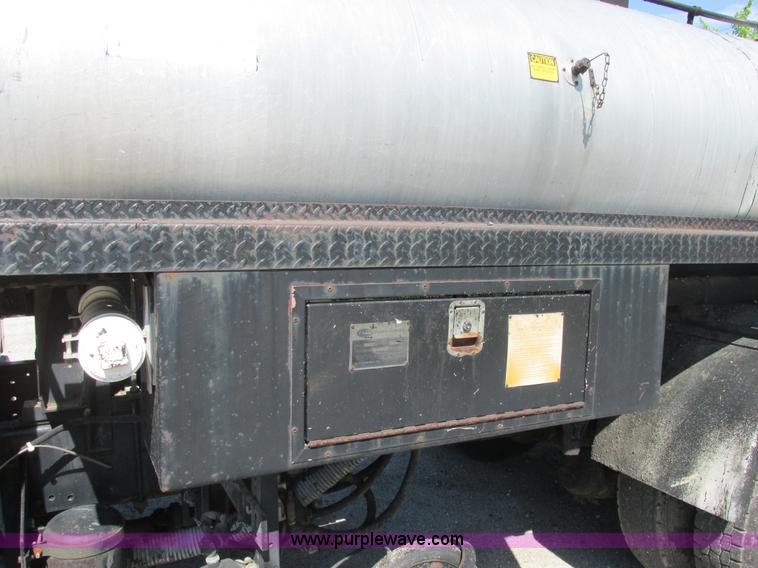 image for item E7241 1990 International 4900 oil distributor truck