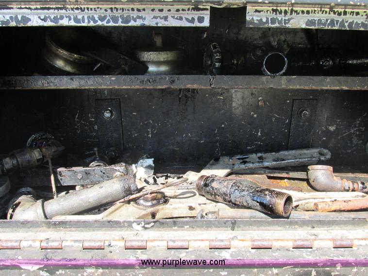 image for item E7241 1990 International 4900 oil distributor truck