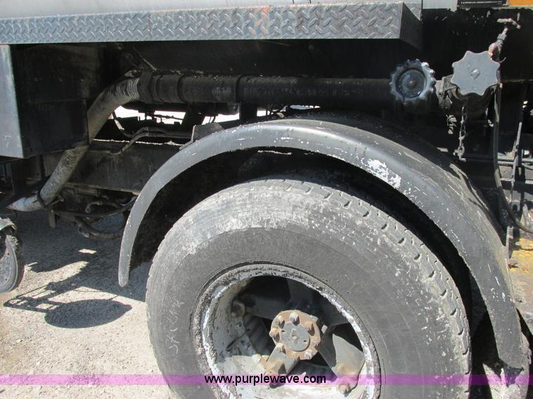 image for item E7241 1990 International 4900 oil distributor truck