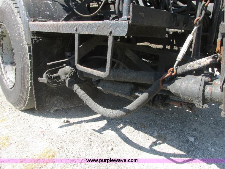 image for item E7241 1990 International 4900 oil distributor truck