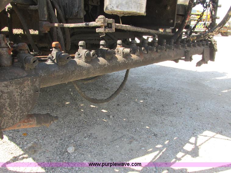 image for item E7241 1990 International 4900 oil distributor truck