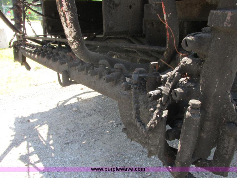 image for item E7241 1990 International 4900 oil distributor truck