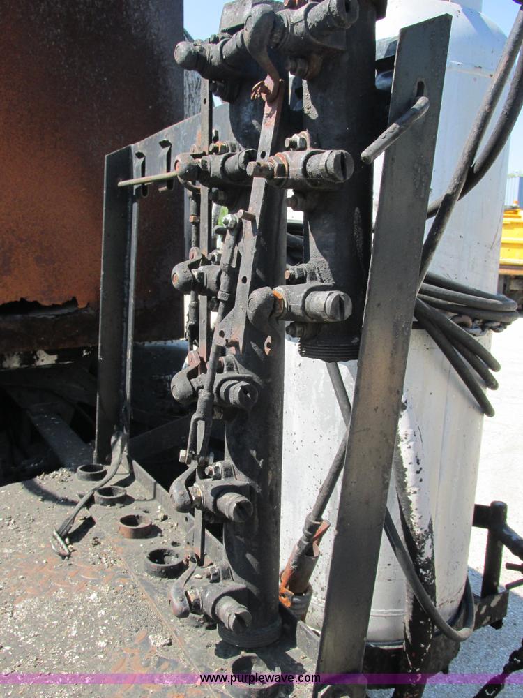 image for item E7241 1990 International 4900 oil distributor truck