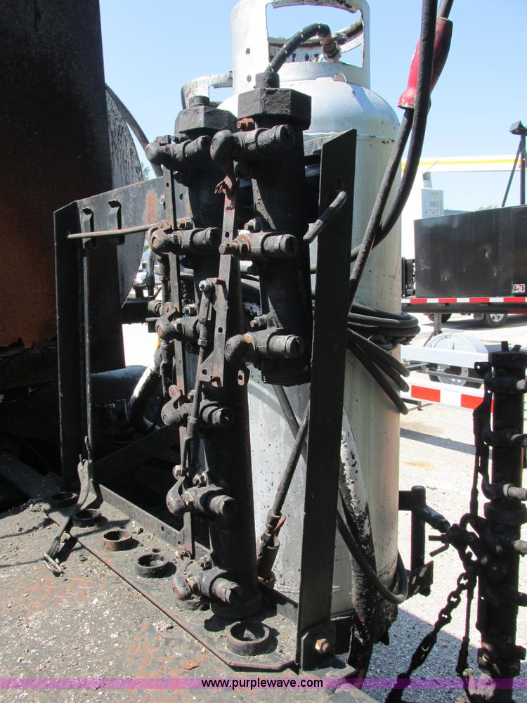 image for item E7241 1990 International 4900 oil distributor truck