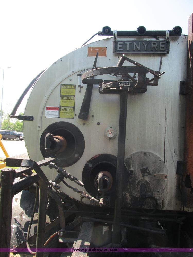 image for item E7241 1990 International 4900 oil distributor truck