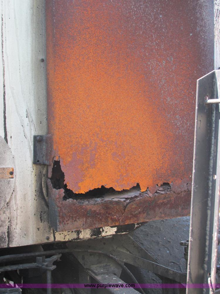 image for item E7241 1990 International 4900 oil distributor truck