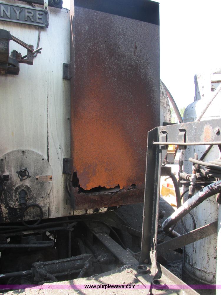 image for item E7241 1990 International 4900 oil distributor truck