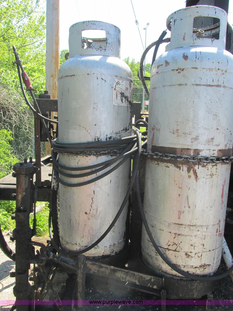 image for item E7241 1990 International 4900 oil distributor truck