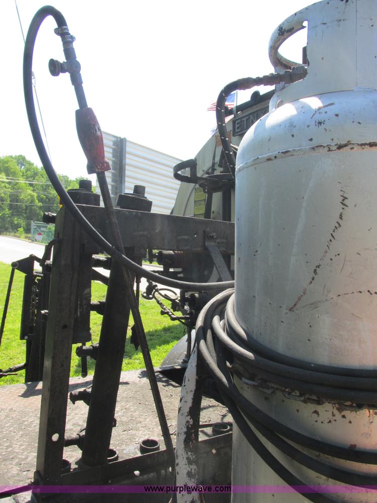 image for item E7241 1990 International 4900 oil distributor truck