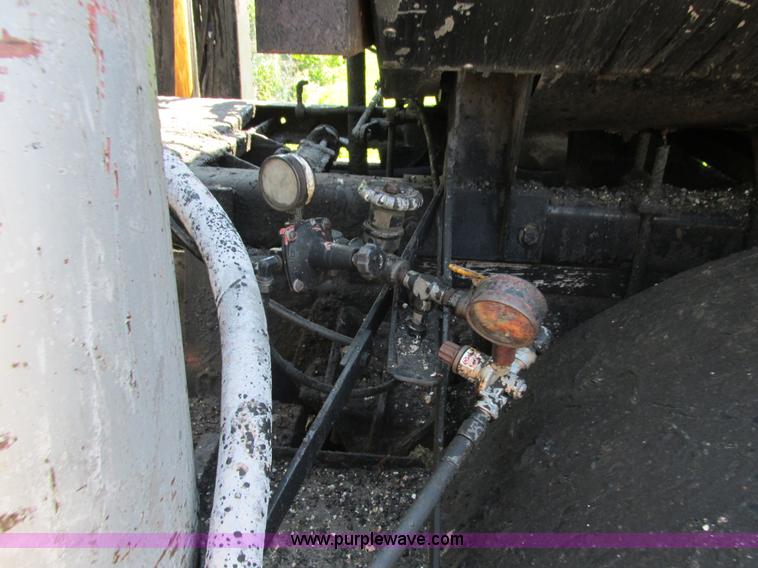 image for item E7241 1990 International 4900 oil distributor truck