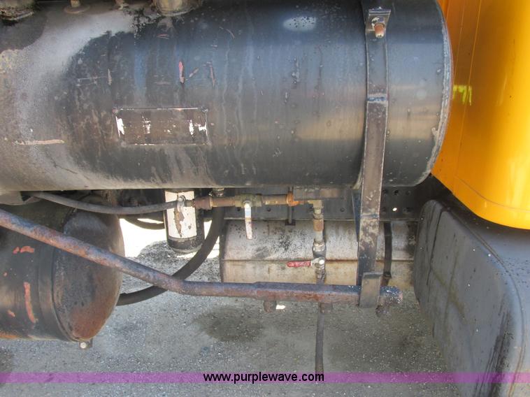 image for item E7241 1990 International 4900 oil distributor truck