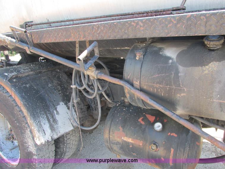 image for item E7241 1990 International 4900 oil distributor truck