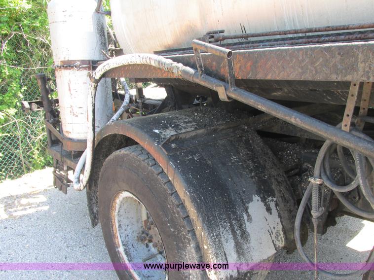 image for item E7241 1990 International 4900 oil distributor truck