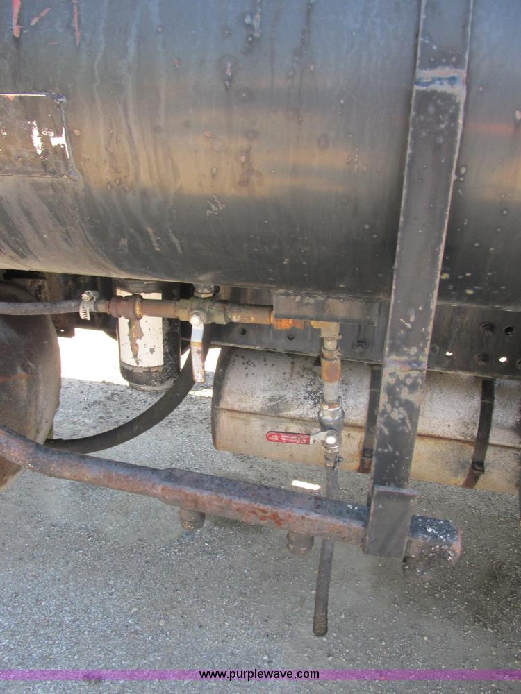 image for item E7241 1990 International 4900 oil distributor truck