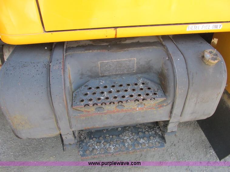 image for item E7241 1990 International 4900 oil distributor truck