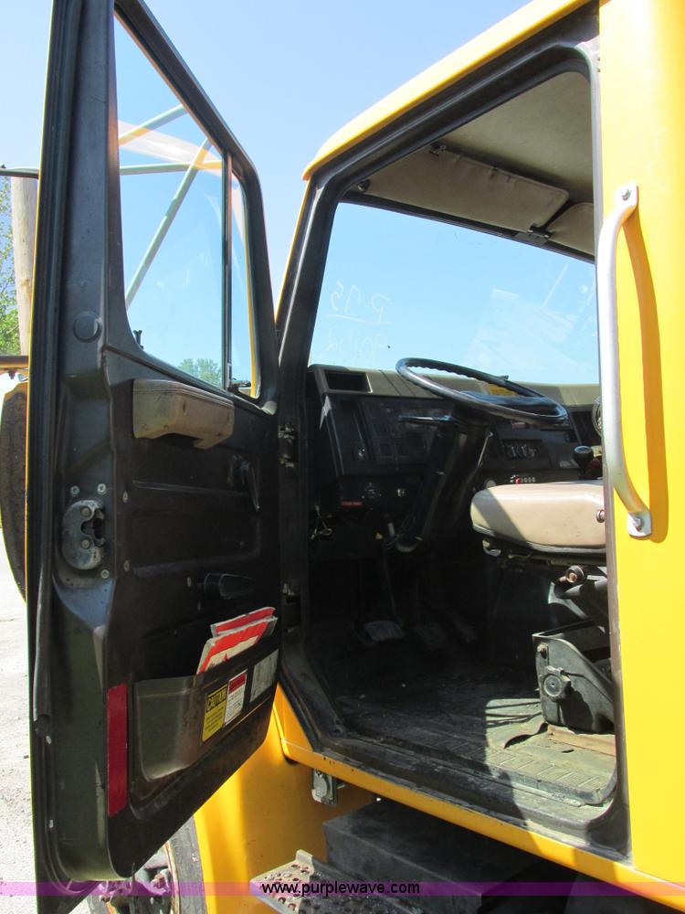 image for item E7241 1990 International 4900 oil distributor truck