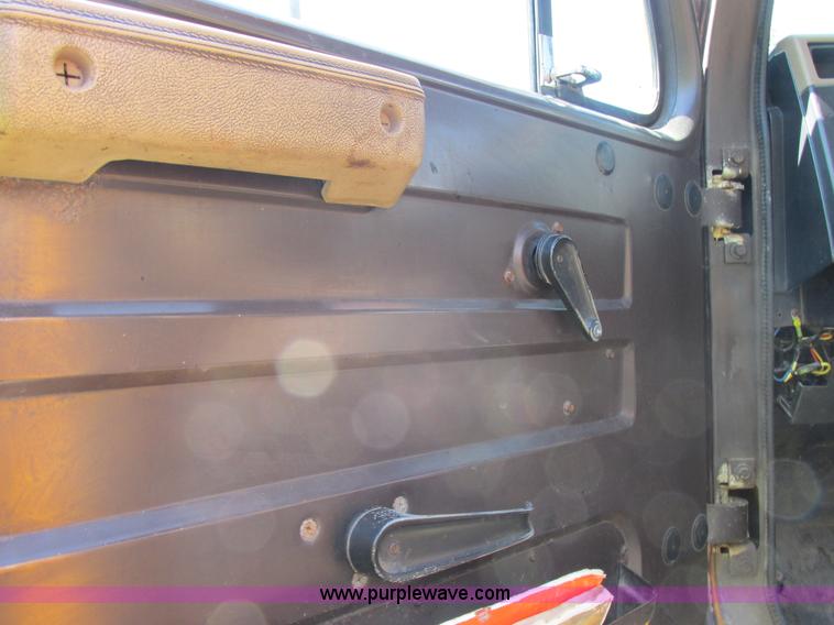 image for item E7241 1990 International 4900 oil distributor truck