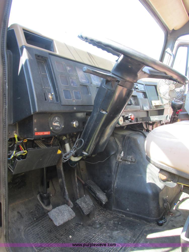 image for item E7241 1990 International 4900 oil distributor truck