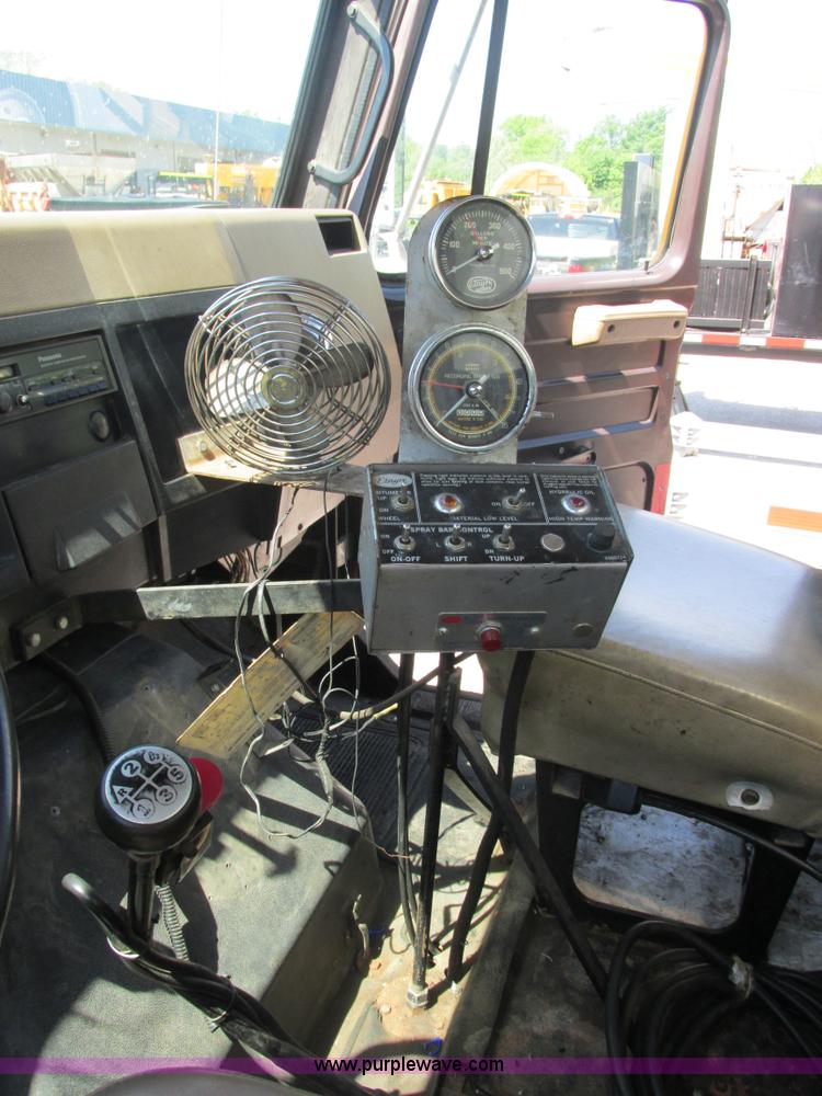 image for item E7241 1990 International 4900 oil distributor truck