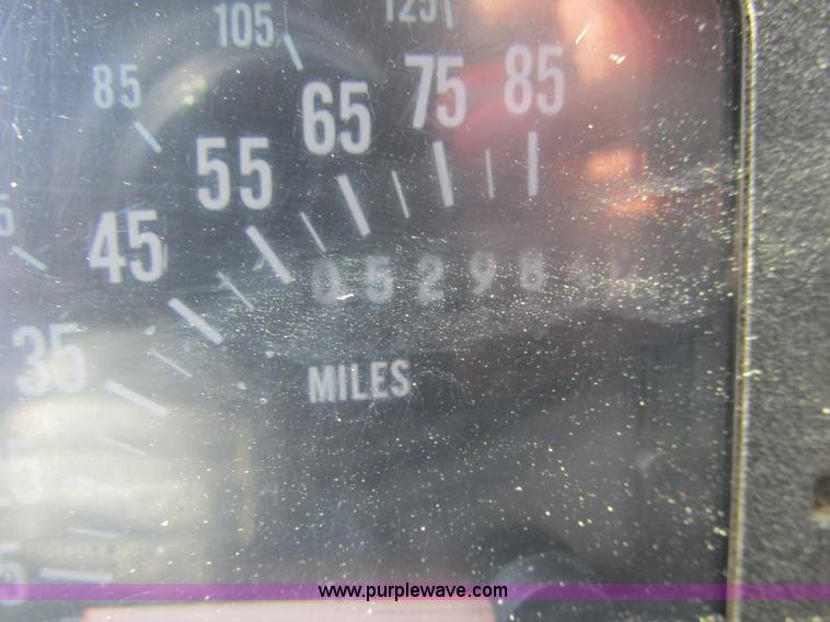 image for item E7241 1990 International 4900 oil distributor truck