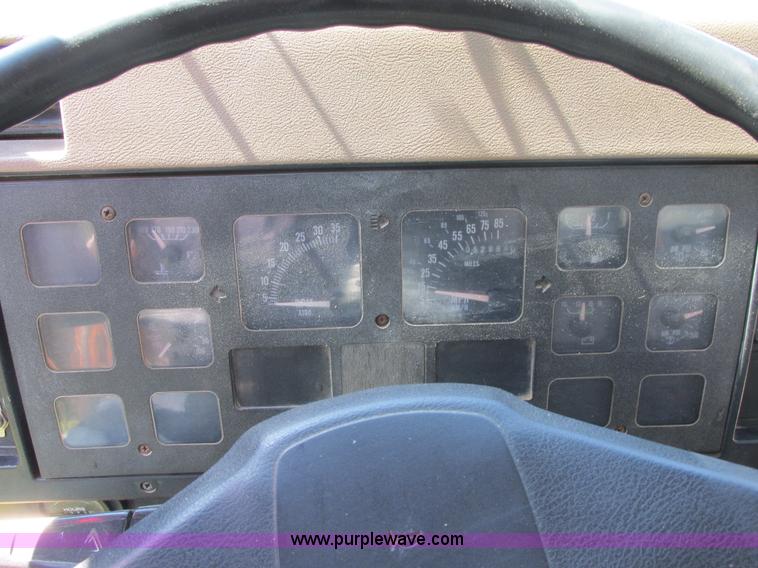 image for item E7241 1990 International 4900 oil distributor truck