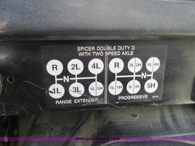 image for item E7241 1990 International 4900 oil distributor truck