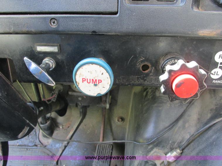 image for item E7241 1990 International 4900 oil distributor truck