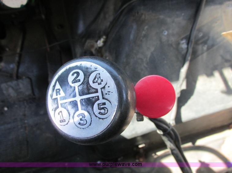 image for item E7241 1990 International 4900 oil distributor truck