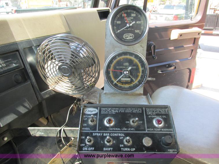 image for item E7241 1990 International 4900 oil distributor truck