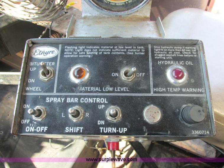 image for item E7241 1990 International 4900 oil distributor truck