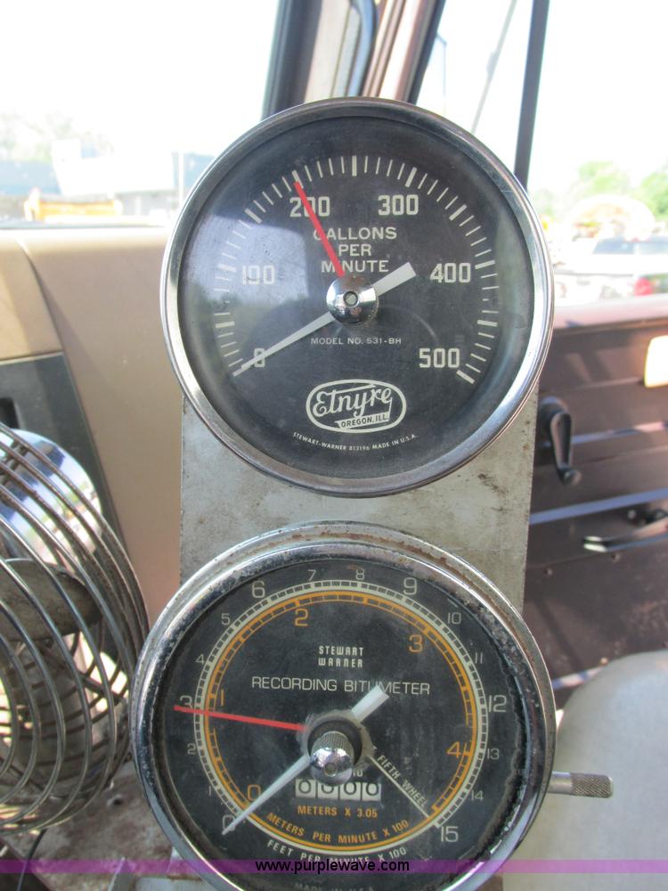 image for item E7241 1990 International 4900 oil distributor truck