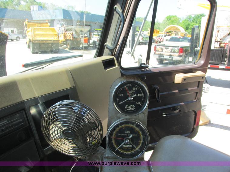 image for item E7241 1990 International 4900 oil distributor truck