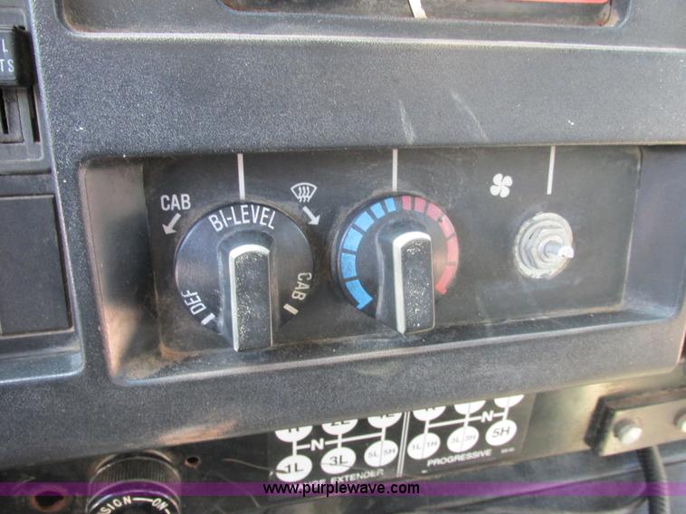 image for item E7241 1990 International 4900 oil distributor truck