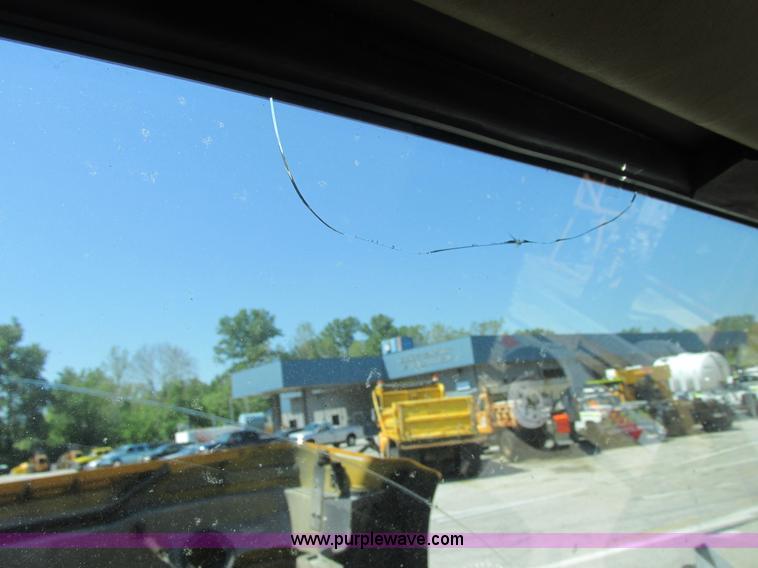 image for item E7241 1990 International 4900 oil distributor truck