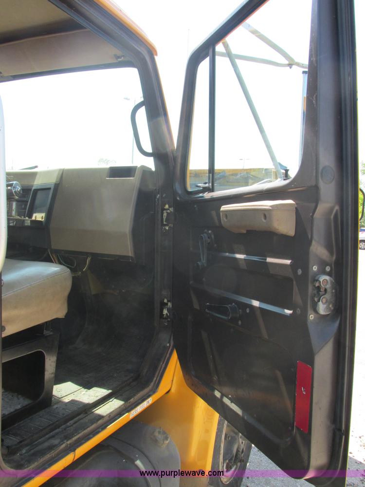 image for item E7241 1990 International 4900 oil distributor truck