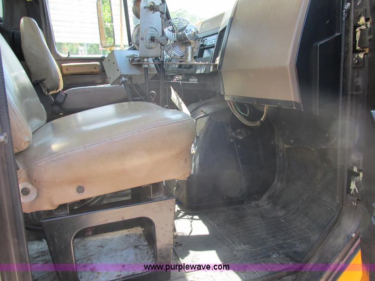 image for item E7241 1990 International 4900 oil distributor truck